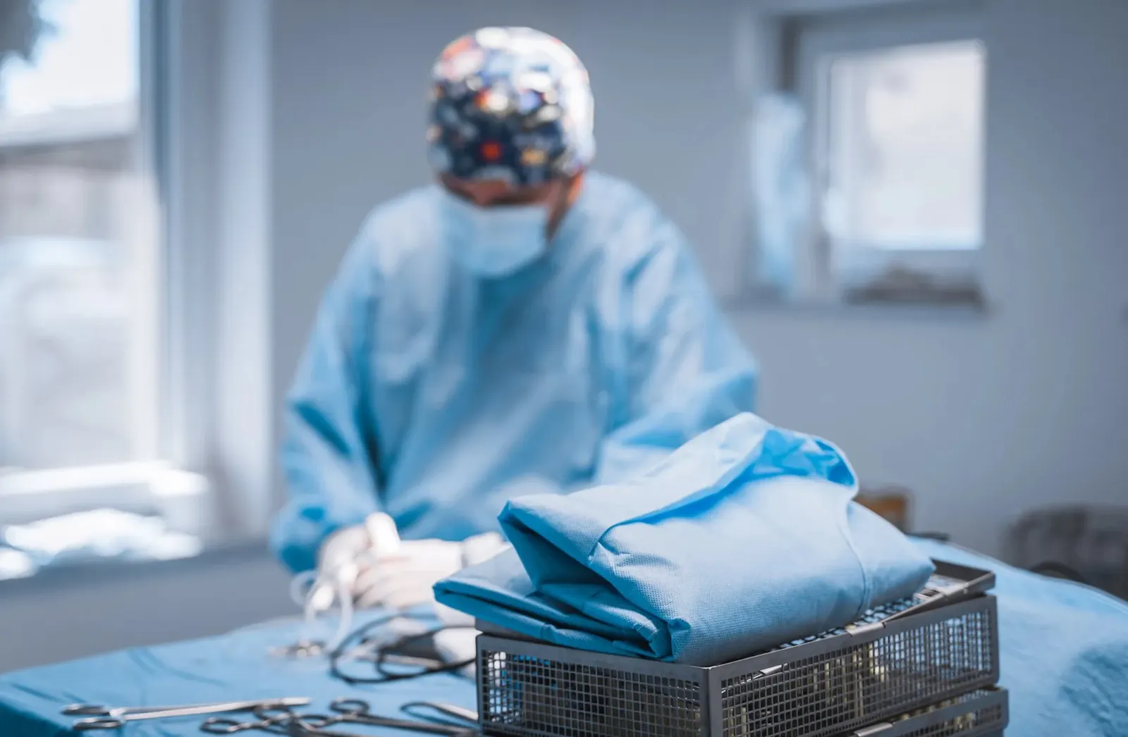Chirurg in steriler Kleidung bereitet die Instrumente vor